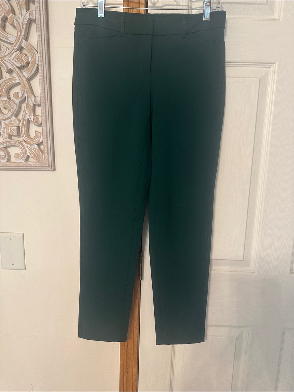 White House Black Market Women's Dark Green Tailored Slim Ankle Pants. Size 2R.